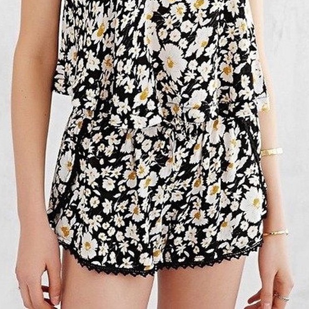 Ecote Floral Shorts, Size L